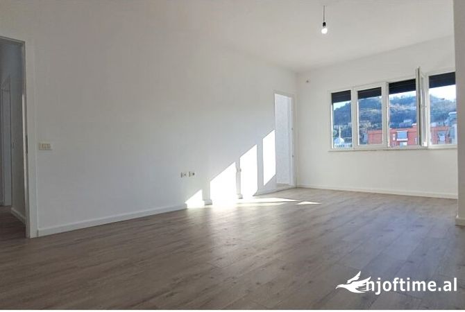 Shitet apartament 2+1+2 , Misto Mame (pallatet Çabej)!