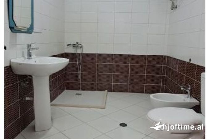 Shtepi ne shitje Apartament ne Tirane, 2+1, Mobilimi E mobiluar, Pagesa 141,000  Euro.