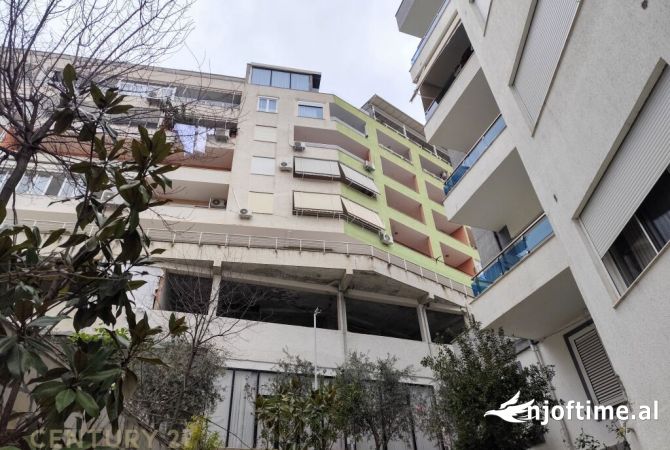 Appartamento in vendita a Tirana 1+1, SemiArredato