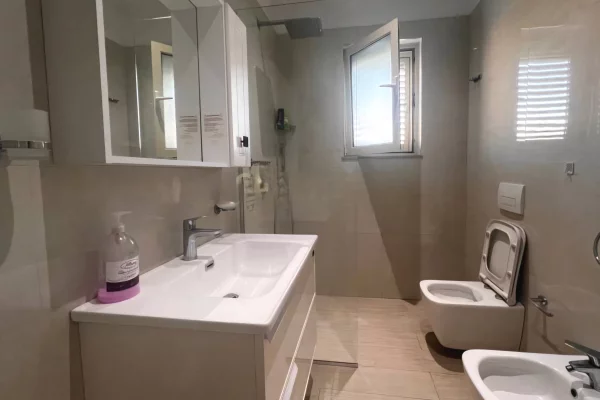 Shtepi me qera Apartament ne Tirane, 2+1, Mobilimi E mobiluar, Pagesa 65,000  Leke.