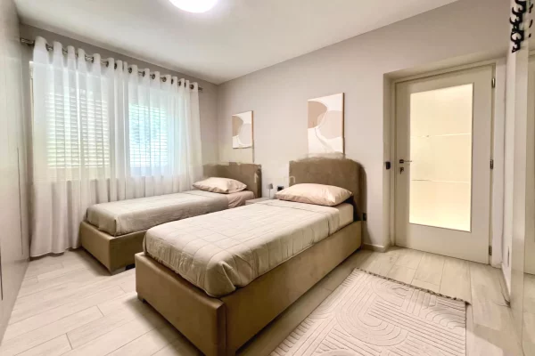 Shtepi me qera Apartament ne Tirane, 2+1, Mobilimi E mobiluar, Pagesa 800  Euro.