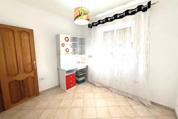 Shtepi me qera Apartament ne Tirane, 3+1, Mobilimi E mobiluar, Pagesa 650  Euro.