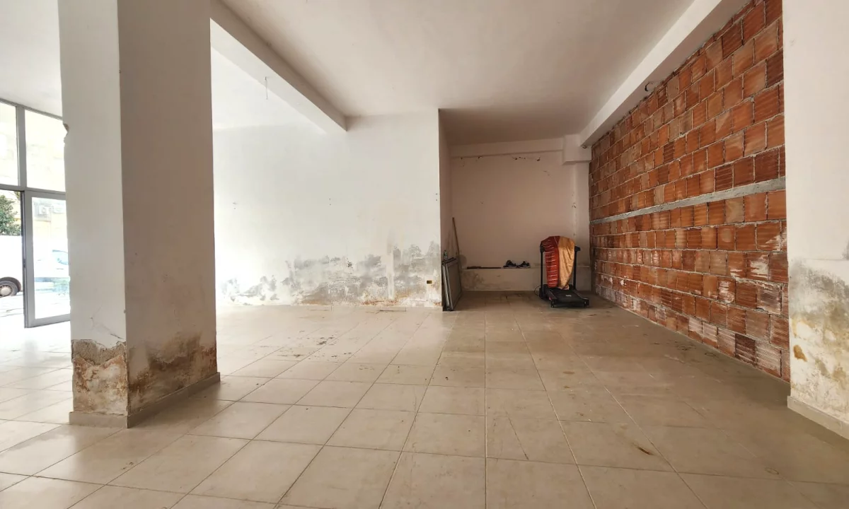 AMBJENT KOMMERCIAL ME QIRA NE FRESK ,PRANE SHKOLLES 17 SHKURTI!