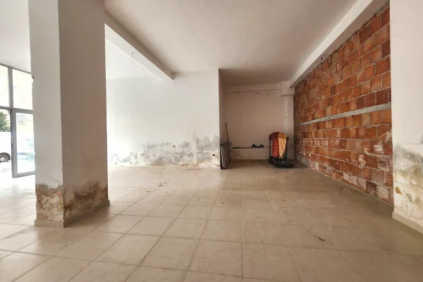 AMBJENT KOMMERCIAL ME QIRA NE FRESK ,PRANE SHKOLLES 17 SHKURTI!