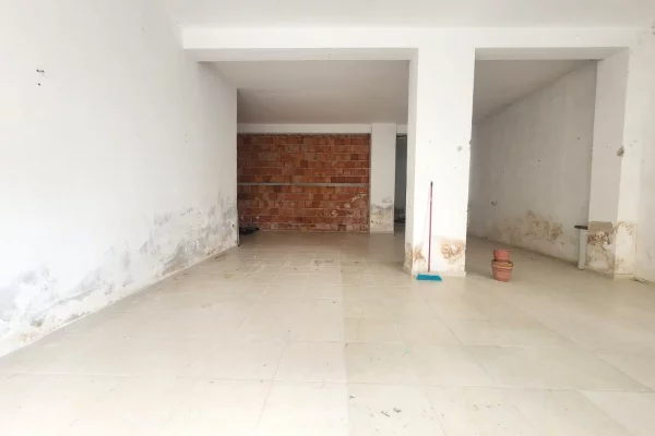 AMBJENT KOMMERCIAL ME QIRA NE FRESK ,PRANE SHKOLLES 17 SHKURTI!