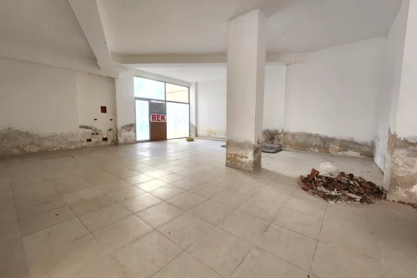 AMBJENT KOMMERCIAL ME QIRA NE FRESK ,PRANE SHKOLLES 17 SHKURTI!