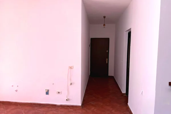 Shtepi ne shitje Apartament ne Tirane, Garsoniere, Mobilimi Bosh, pa mobiluar, Pagesa 142,000  Euro.