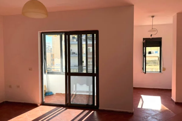 Shtepi ne shitje Apartament ne Tirane, Garsoniere, Mobilimi Bosh, pa mobiluar, Pagesa 142,000  Euro.