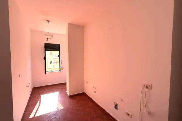 Shtepi ne shitje Apartament ne Tirane, Garsoniere, Mobilimi Bosh, pa mobiluar, Pagesa 142,000  Euro.