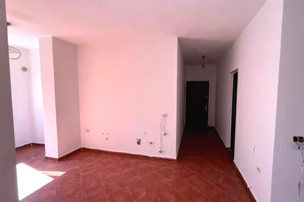 Shtepi ne shitje Apartament ne Tirane, Garsoniere, Mobilimi Bosh, pa mobiluar, Pagesa 142,000  Euro.