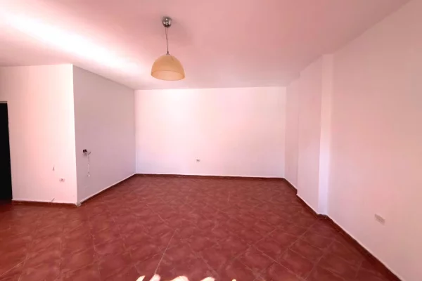 Shtepi ne shitje Apartament ne Tirane, Garsoniere, Mobilimi Bosh, pa mobiluar, Pagesa 142,000  Euro.