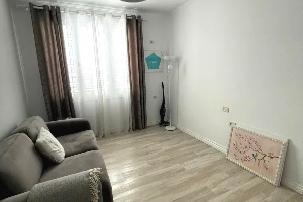 Shtepi me qera Apartament ne Tirane, 2+1, Mobilimi E mobiluar, Pagesa 1,000  Euro.