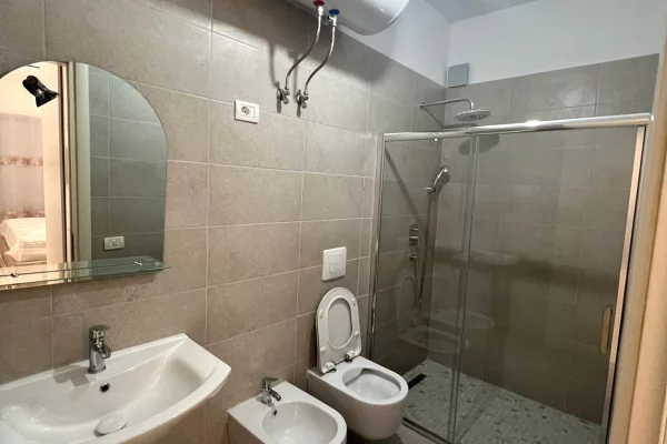 Shtepi me qera Apartament ne Tirane, 3+1, Mobilimi E mobiluar, Pagesa 1,000  Euro.