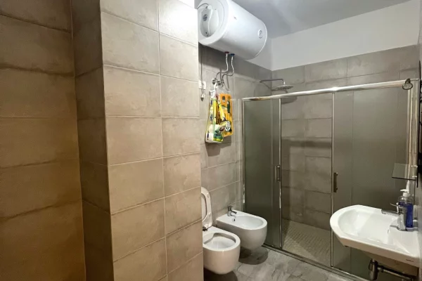 Shtepi me qera Apartament ne Tirane, 3+1, Mobilimi E mobiluar, Pagesa 1,000  Euro.