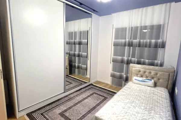 Shtepi me qera Apartament ne Tirane, 3+1, Mobilimi E mobiluar, Pagesa 1,000  Euro.
