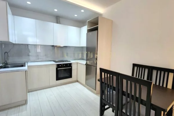 Shtepi me qera Apartament ne Tirane, 2+1, Mobilimi E mobiluar, Pagesa 700  Euro.