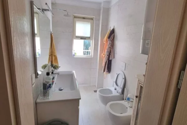Shtepi me qera Apartament ne Tirane, 2+1, Mobilimi E mobiluar, Pagesa 700  Euro.