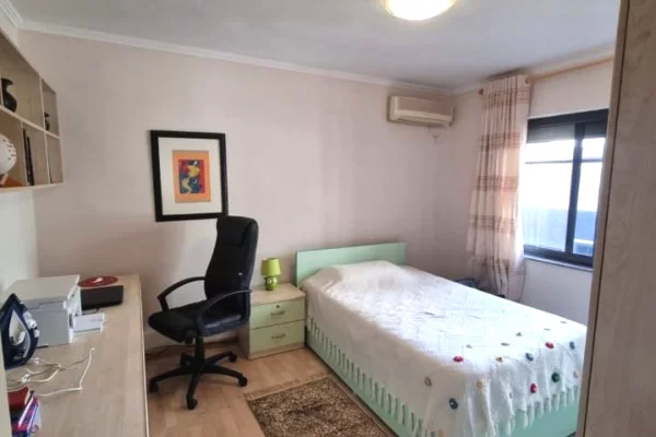 Shtepi me qera Apartament ne Tirane, 2+1, Mobilimi E mobiluar, Pagesa 700  Euro.