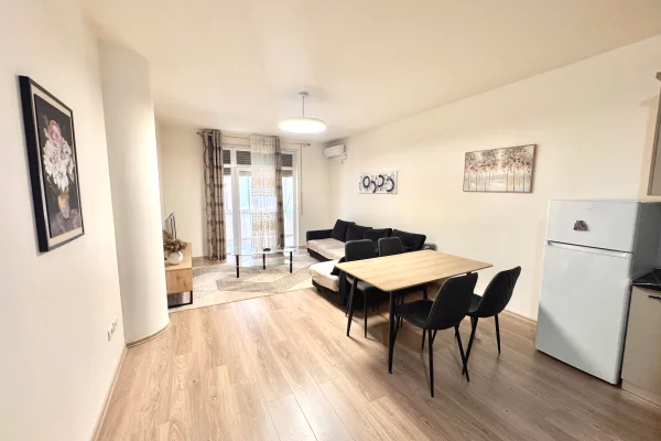 Jepet  me qera apartament 1+1 te Pavaroti!