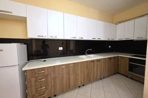 Shtepi me qera Apartament ne Tirane, 2+1, Mobilimi E mobiluar, Pagesa 400  Euro.