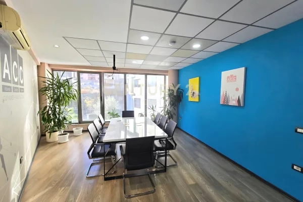 Ambiente Commerciale in Affitto 3+1 a Tirana - 300,000 Leke
