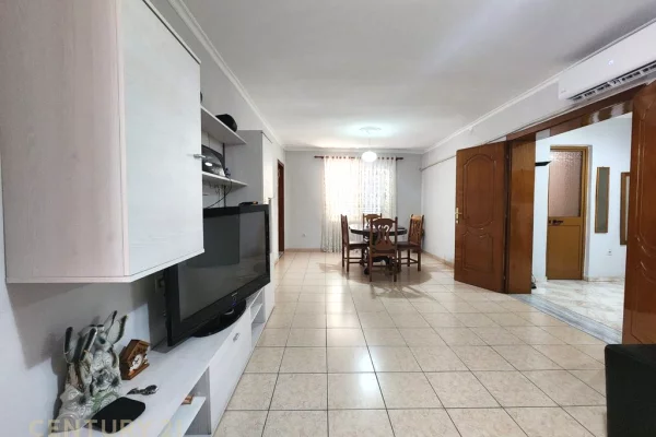 Appartamento in vendita a Tirana 2+1, SemiArredato