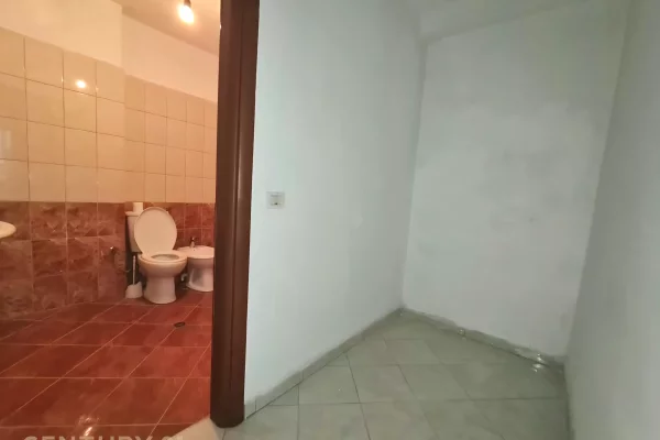 Shtepi ne shitje Apartament ne Tirane, 2+1, Mobilimi Bosh, pa mobiluar, Pagesa 124,000  Euro.