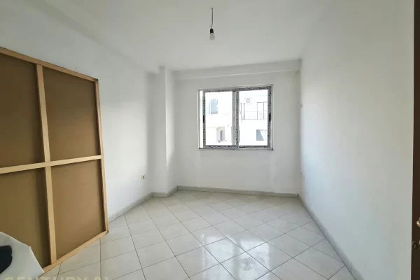 Shtepi ne shitje Apartament ne Tirane, 2+1, Mobilimi Bosh, pa mobiluar, Pagesa 124,000  Euro.