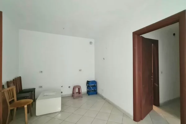 Shtepi ne shitje Apartament ne Tirane, 2+1, Mobilimi Bosh, pa mobiluar, Pagesa 124,000  Euro.