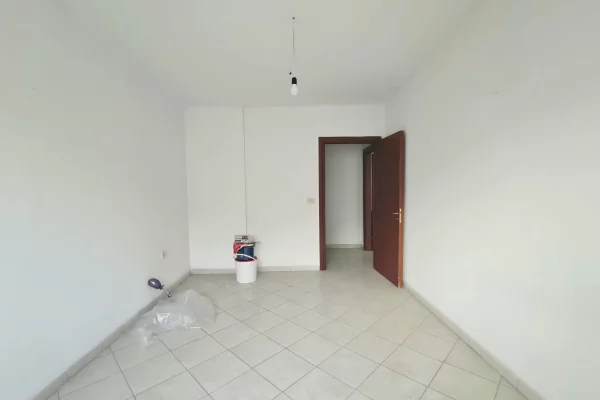 Shtepi ne shitje Apartament ne Tirane, 2+1, Mobilimi Bosh, pa mobiluar, Pagesa 124,000  Euro.