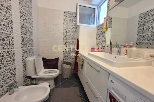 Shtepi me qera Apartament ne Tirane, 2+1, Mobilimi E mobiluar, Pagesa 700  Euro.
