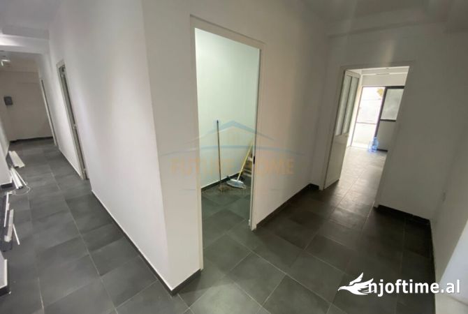 Ambiente Commerciale in Affitto 3+1 a Tirana - 1,300 Euro