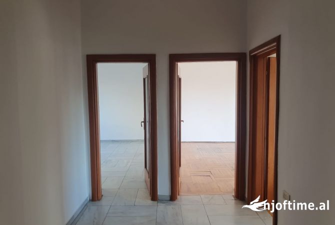 Ambiente Commerciale in Affitto 3+1 a Tirana - 950 Euro