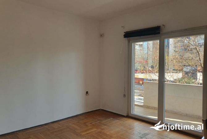 Ambiente Commerciale in Affitto 3+1 a Tirana - 950 Euro