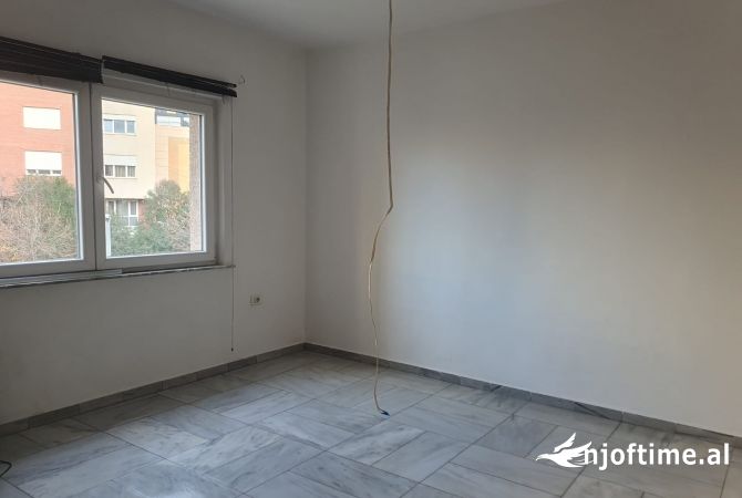 Ambiente Commerciale in Affitto 3+1 a Tirana - 950 Euro