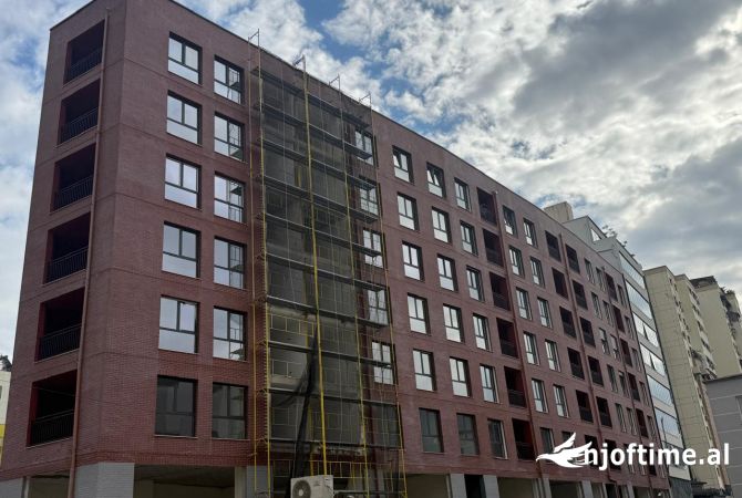 AMBIENT BIZNESI ME QIRA TEK STACIONI TRENIT / PRANE SPAK