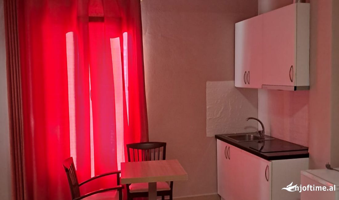 Shtepi me qera Apartament ne Tirane, Garsoniere, Mobilimi E mobiluar, Pagesa 25,000  Leke.
