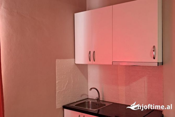 Shtepi me qera Apartament ne Tirane, Garsoniere, Mobilimi E mobiluar, Pagesa 25,000  Leke.