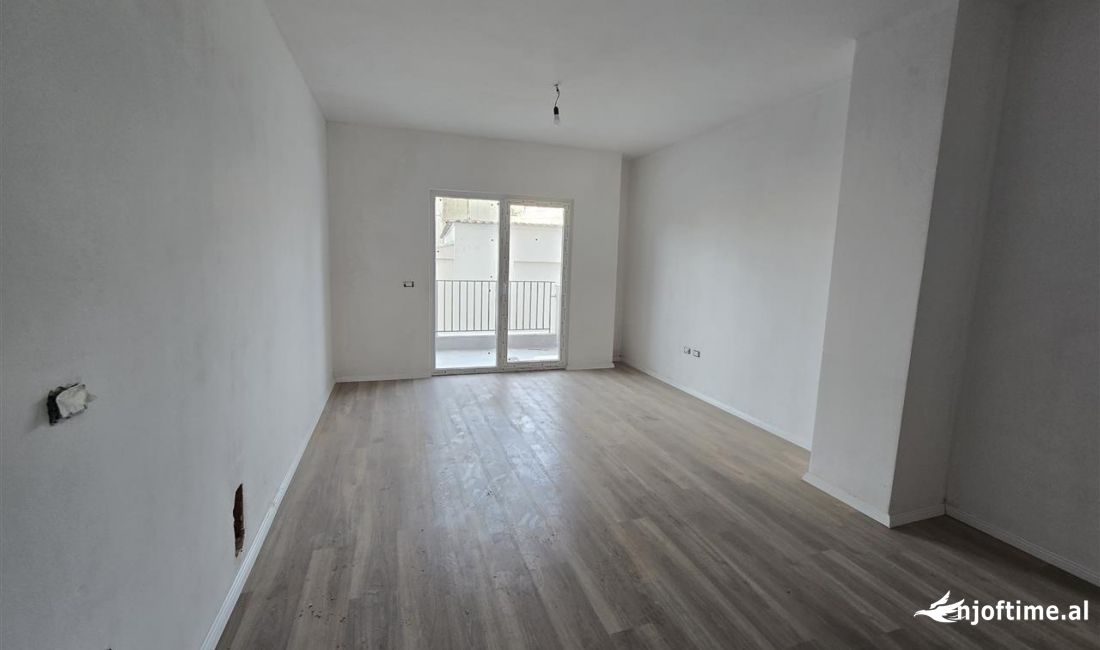 Shtepi ne shitje Apartament ne Tirane, 1+1, Mobilimi Bosh, pa mobiluar, Pagesa 129,000  Euro.