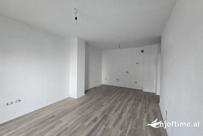 Shtepi ne shitje Apartament ne Tirane, 1+1, Mobilimi Bosh, pa mobiluar, Pagesa 129,000  Euro.