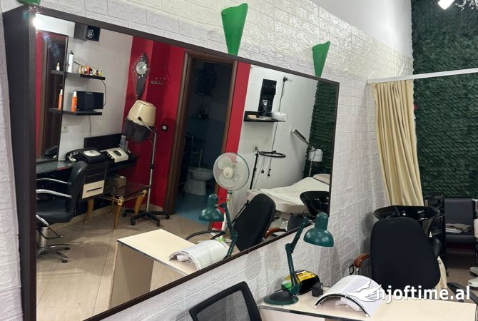 Ambiente Commerciale in Affitto 3+1 a Tirana - 250 Euro