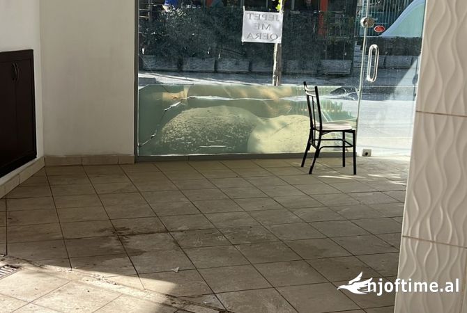 Ambiente Commerciale in Affitto 1+1 a Tirana - 700 Euro