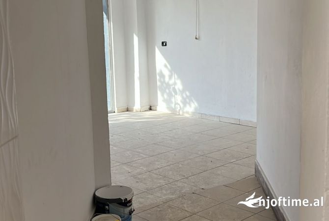 Ambiente Commerciale in Affitto 1+1 a Tirana - 700 Euro