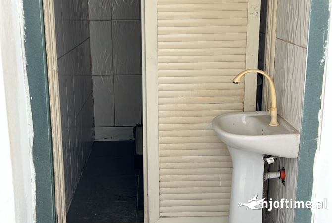 Ambiente Commerciale in Affitto 1+1 a Tirana - 700 Euro