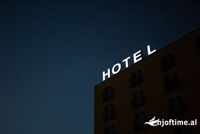 Ambiente Commerciale in Affitto 5+1 a Tirana - 5,000 Euro