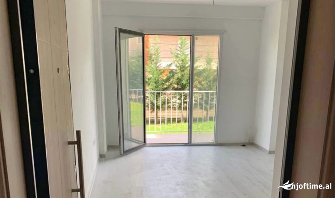 Shtepi ne shitje Apartament ne Tirane, 1+1, Mobilimi Bosh, pa mobiluar, Pagesa 93,000  Euro.