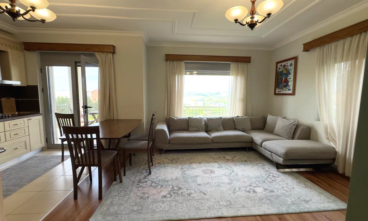 Shtepi me qera Vila Luksoze ne Tirane, 3+1, Mobilimi E mobiluar, Pagesa 900  Euro.