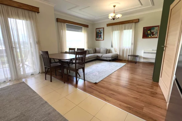 Shtepi me qera Vila Luksoze ne Tirane, 3+1, Mobilimi E mobiluar, Pagesa 900  Euro.