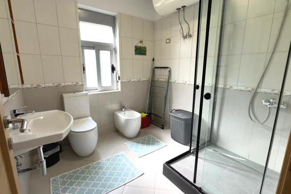 Shtepi me qera Vila Luksoze ne Tirane, 3+1, Mobilimi E mobiluar, Pagesa 900  Euro.