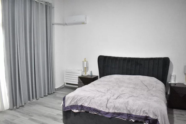 Shtepi me qera Apartament ne Tirane, 4+1, Mobilimi E mobiluar, Pagesa 1,500  Euro.